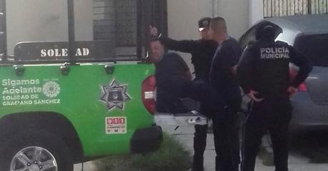 (video) Detienen a presuntos policías de Villa de Reyes en Soledad por amenazas y posesión de droga