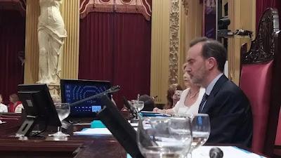 El PP y Vox, en contra de las entidades que defienden el catalán… Y Macarena y David, noviazgo con ideologías opuestas.