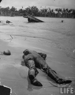 Americanos muertos en la playa de Buna