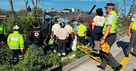 Volcadura en la México-Querétaro deja al menos siete muertos, incluyendo dos menores