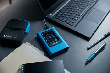 IronKey Vault Privacy 80 External SSD_KTC_SSD_IronkeyVP80ES_Lifestyle_002_19_05_2022 10_05