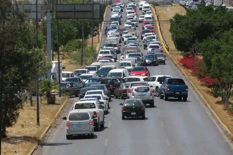 Familiares y amigos bloquean carretera 57 demandando aparición con vida de conductor de Uber