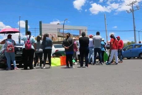 Familiares y amigos bloquean carretera 57 demandando aparición con vida de conductor de Uber