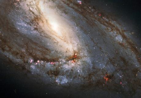Hubble tiene una vista espectacular de la inusual galaxia espiral Messier 66