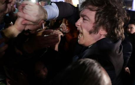 Quién es Javier Milei y cuáles son las radicales propuestas con las que ganó las primarias en Argentina