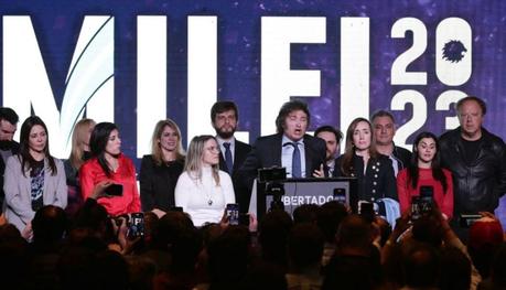 Quién es Javier Milei y cuáles son las radicales propuestas con las que ganó las primarias en Argentina