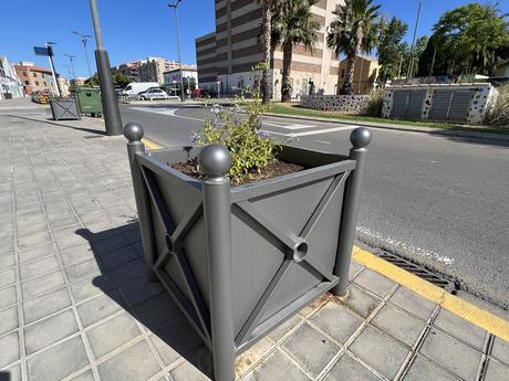 Manises se embellece y protege con 35 nuevas jardineras en su avenida principal Manises se embellece y protege con 35 nuevas jardineras en su avenida principal