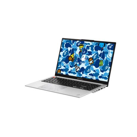 ASUS Presenta la exclusiva Vivobook S 15 OLED BAPE(R) Edition en una novedosa colaboración con la marca de ropa A BATHING APE(R) Vivobook S 15 OLED BAPE Edition_Blue Camo Bundle with Silver Laptop_ silver laptop with OLED pannel