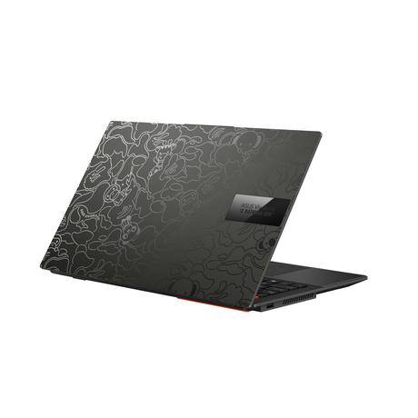 ASUS Presenta la exclusiva Vivobook S 15 OLED BAPE(R) Edition en una novedosa colaboración con la marca de ropa A BATHING APE(R) Vivobook S 15 OLED BAPE Edition_Green Camo Bundle with Black Laptop_black laptops with linear camo design lid and stainless logo tag