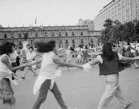 “Cómo diseñar una revolución”: La variada conmemoración de los 50 años del Golpe en el CCLM Exposición | Mariela Rivera, Imágenes suspendidas en el corazón y en la memoria © Ronda contra toda forma de opresión sobre la mujer Mariela Rivera