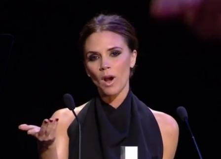 Una emocionada Victoria Beckham agradece su galardón en los British Fashion Awards