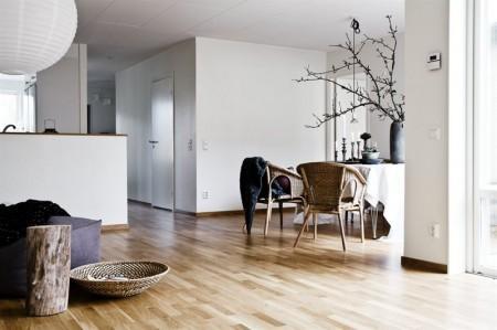 suelo de madera con calefacción radiante silla Svanen (el Cisne) o la Siete de Arne Jacobsen puro estilo nórdico muebles de diseño minimalismo nórdico lámparas de diseño estilo escandinavo electrodomésticos siemens diseño sueco diseño de interiores diseño danés decoración minimalista decoración de otoño decoración de interiores 