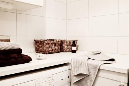 suelo de madera con calefacción radiante silla Svanen (el Cisne) o la Siete de Arne Jacobsen puro estilo nórdico muebles de diseño minimalismo nórdico lámparas de diseño estilo escandinavo electrodomésticos siemens diseño sueco diseño de interiores diseño danés decoración minimalista decoración de otoño decoración de interiores 