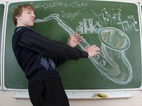 Creativos fotomontages en anuario escolar ruso