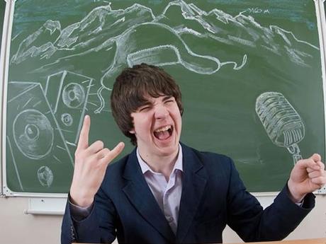 Creativos fotomontages en anuario escolar ruso Creativos fotomontages en anuario escolar ruso