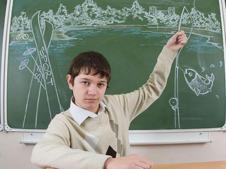 Creativos fotomontages en anuario escolar ruso Creativos fotomontages en anuario escolar ruso