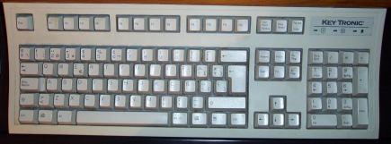 “REGALO TECLADO DE ORDENADOR-INCLUYO BACTERIAS”. Los teclados de los ordenadores son un gran foco de bacterias.