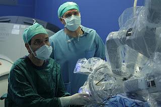 Por primera vez en España un equipo de cirujanos realiza una cirugía robótica de tiroides sin cicatriz en el cuello