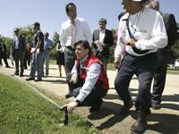 Ministro Golborne riego eficiente