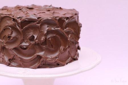 tarta de platano y nueces tarta de platano con chocolate Sour cream chocolate frosting recetas de tartas de platano y chocolate fotografía de tartas fotografía de dulces diseño de tartas decoración de tartas crema de chocolate y sour creme chocolate de cobertura cake stand bizcocho de platano con cobertura de chocolate bizcocho de frutas bizcocho con nueces BANANA & WALNUT LAYER CAKE 