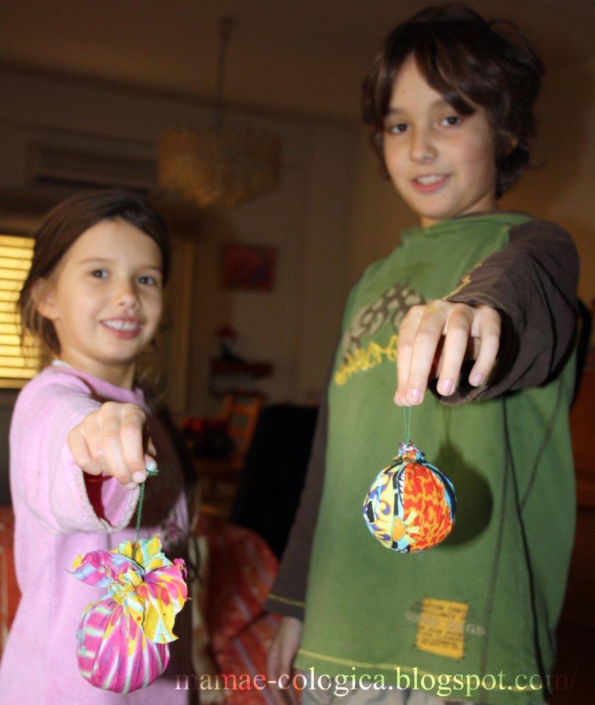 Hacer bolas para el árbol de Navidad con los chicos null