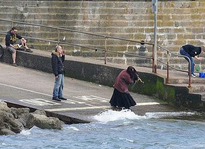 Perro maltratado lanzado al mar