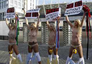 NUEVA PROTESTA FEMINISTA EN KIEV ANTES DEL SORTEO DE LA EUROCOPA