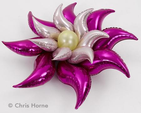 Una elegante flor con globos curva