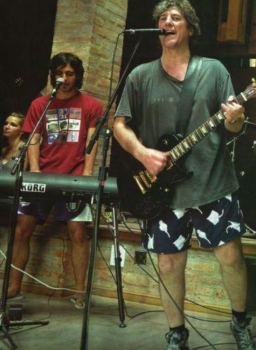 La guitarra en el ropero.