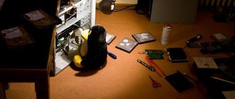 Tux reparando una PC