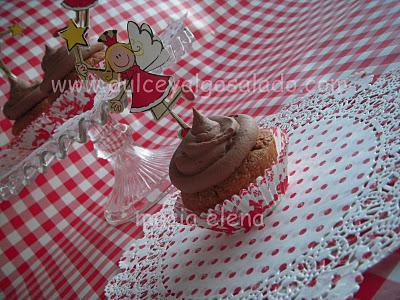 Cupcakes de vainilla con buttercream de chocolate.