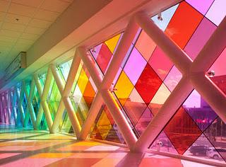 Un aeropuerto con mucho color