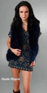 Olivia Palermo combina con estilo vestido de Armani, chaqueta de flecos y chaleco de plumas.