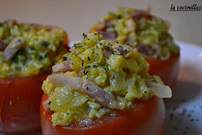 TOMATES RELLENOS DE HUEVOS REVUELTOS CON BACON