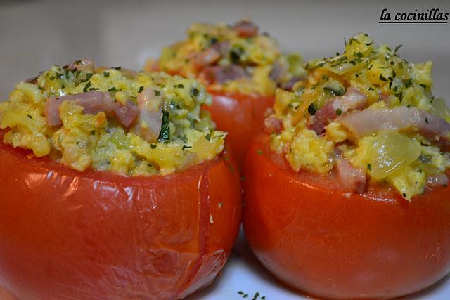 TOMATES RELLENOS DE HUEVOS REVUELTOS CON BACON