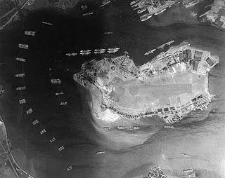 Japón ataca por sorpresa la base naval norteamericana de Pearl Harbor - 07/12/1941.