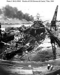 Japón ataca por sorpresa la base naval norteamericana de Pearl Harbor - 07/12/1941.