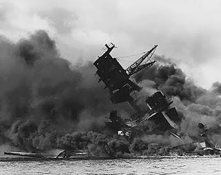 Japón ataca por sorpresa la base naval norteamericana de Pearl Harbor - 07/12/1941.