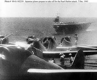 Japón ataca por sorpresa la base naval norteamericana de Pearl Harbor - 07/12/1941.