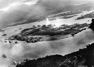 Japón ataca por sorpresa la base naval norteamericana de Pearl Harbor - 07/12/1941.