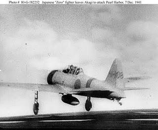 Japón ataca por sorpresa la base naval norteamericana de Pearl Harbor - 07/12/1941.