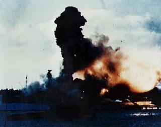 Japón ataca por sorpresa la base naval norteamericana de Pearl Harbor - 07/12/1941.