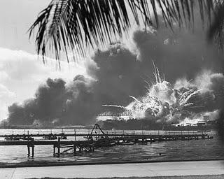 Japón ataca por sorpresa la base naval norteamericana de Pearl Harbor - 07/12/1941.