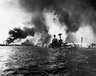 Japón ataca por sorpresa la base naval norteamericana de Pearl Harbor - 07/12/1941.