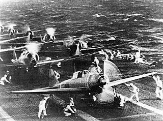 Japón ataca por sorpresa la base naval norteamericana de Pearl Harbor - 07/12/1941.