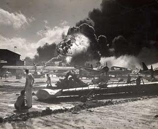 Japón ataca por sorpresa la base naval norteamericana de Pearl Harbor - 07/12/1941.