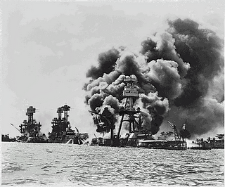 Japón ataca por sorpresa la base naval norteamericana de Pearl Harbor - 07/12/1941.