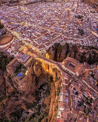 Los mayores pasan el verano solos o maltratados en residencias… mientras, en la derecha, pululan las caras largas, en el inicio de la legislatura.