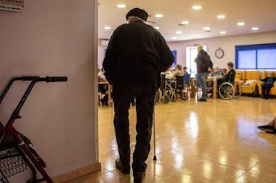 Los mayores pasan el verano solos o maltratados en residencias… mientras, en la derecha, pululan las caras largas, en el inicio de la legislatura.