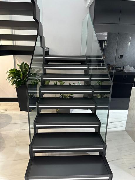 Málaga Corte: líderes en corte cerámico amplía su catálogo con escaleras de led a medida